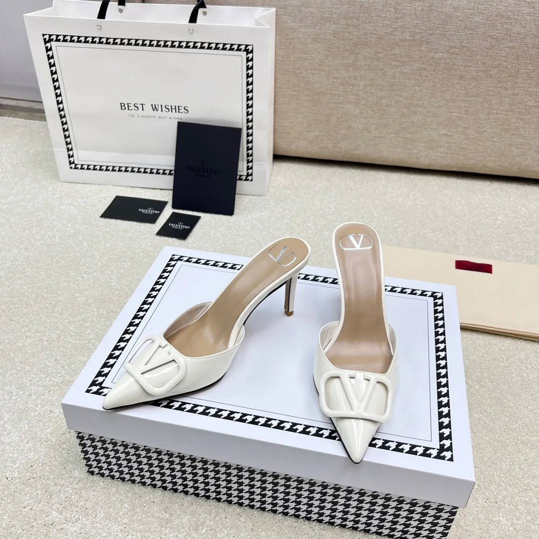 👟👟Ex-factory price 500👟👟 VALENTINO latest V Logo buckle back empty slippers 🔥🔥🔥 🕳️🕳️🕳️ Exclusive original 1-1 development, no goods without the original 〰 ɪɴѓᴏʀᴍᴀᴛɪᴏɴ 〰 Buckle: V-LoGo leather buckle Material: Imported patent leather Lining: full-grain sheepskin Outsole: Italian through-dyed cowhide Midsole: Italian original craft material Process: computer stitching, machine shaping Heel height: 4.0/8cm Made in Italy 🇮🇹 Ready-made code: 35 36 37 38 39 Ready-made custom code: 34 40 41 Delivery period 1-3 days Not retreating